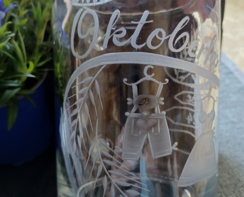 Oktoberfest Glasgravur Lederhose und Dirndl